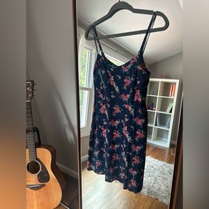 Cute floral patter dress! Even has pockets !!